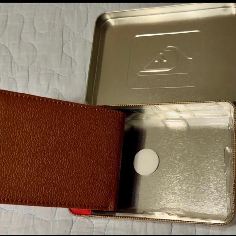 Men’s Quicksilver bi-fold wallet w/metal storage tin, brown/blue, NWT. - Picture 10 of 10